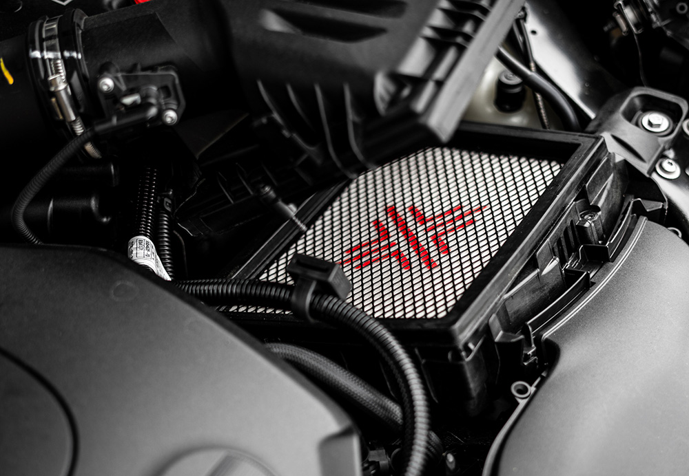Motorraum mit Pipercross Luftfilter