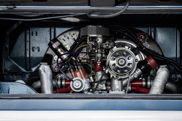 Verbrennungsmotor mit sichtbarem Luftfilter